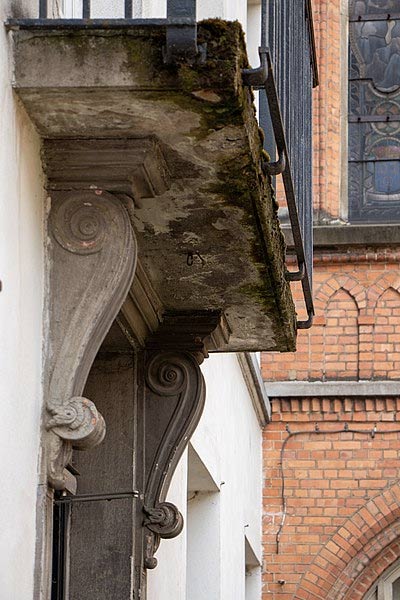 A neoclassical stone console supporting a balcony