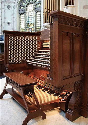 A pipe organ console with console brackets